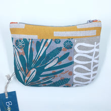 Load image into Gallery viewer, Bursaria Workshop | Small zip purse